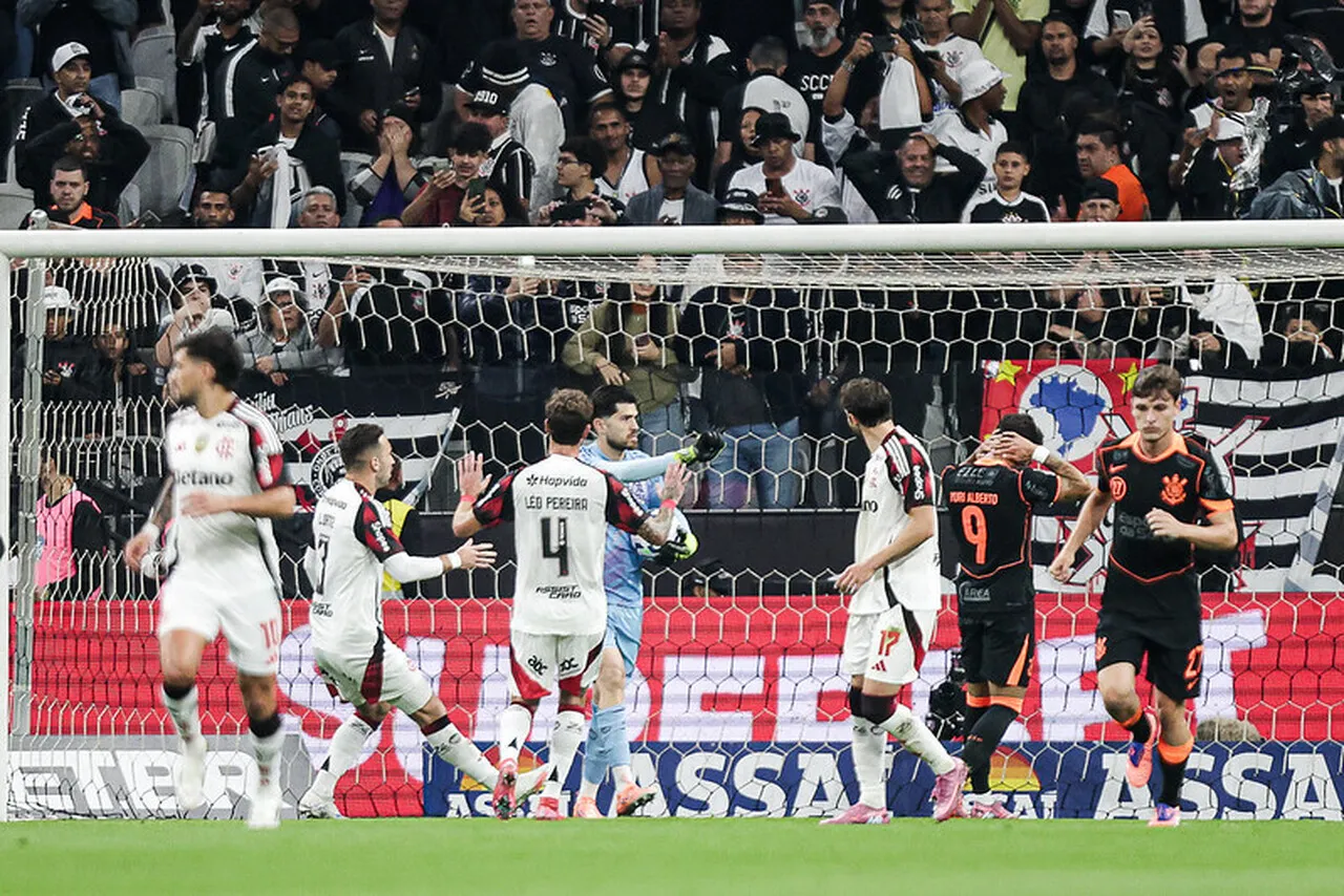 O atacante Yuri Alberto, do Corinthians (camisa 9), lamenta pênalti perdido contra o Flamengo, defendido por Rossi