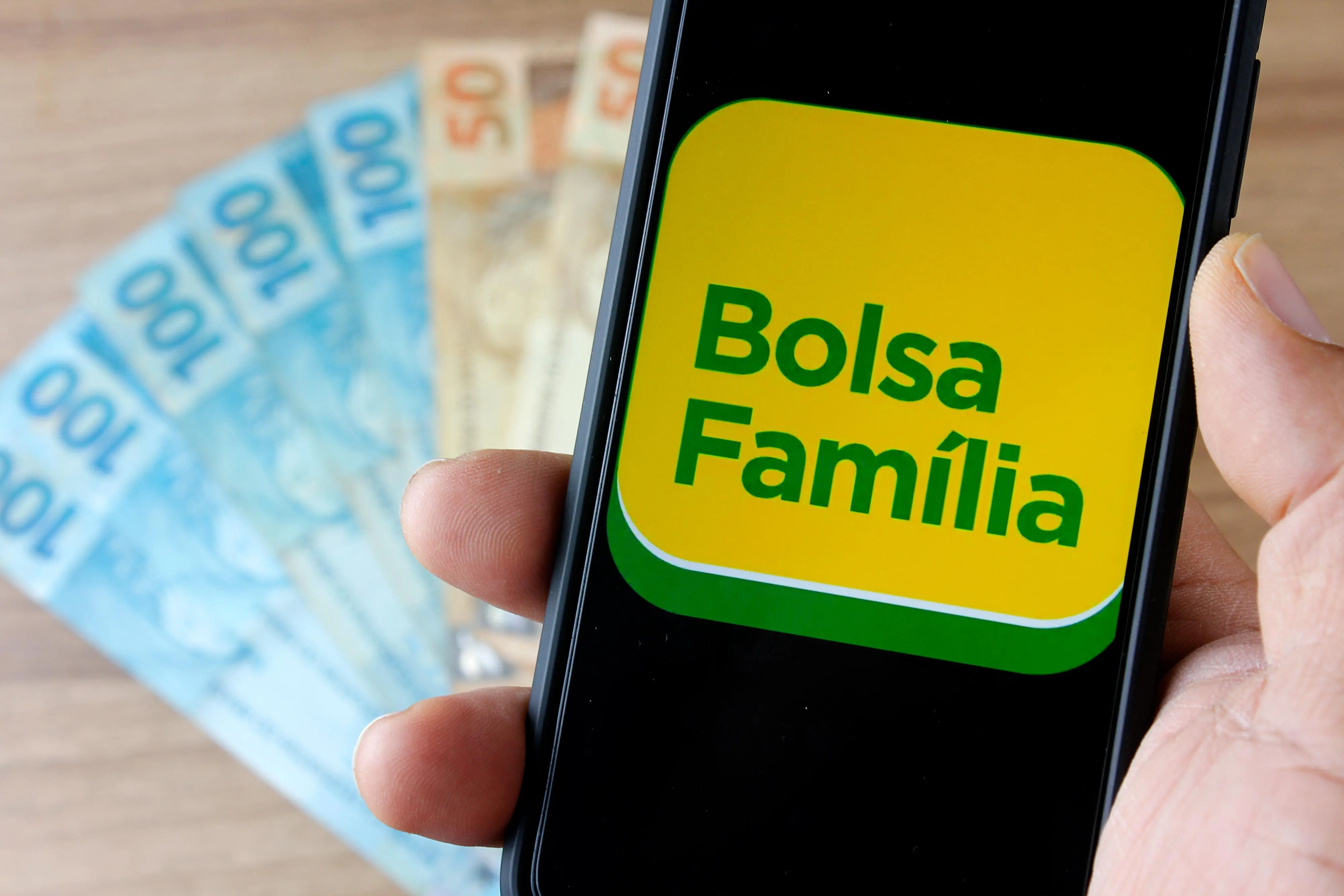 Imagem da notícia: Beneficiários do Bolsa Família não poderão fazer apostas em bets, determina Governo