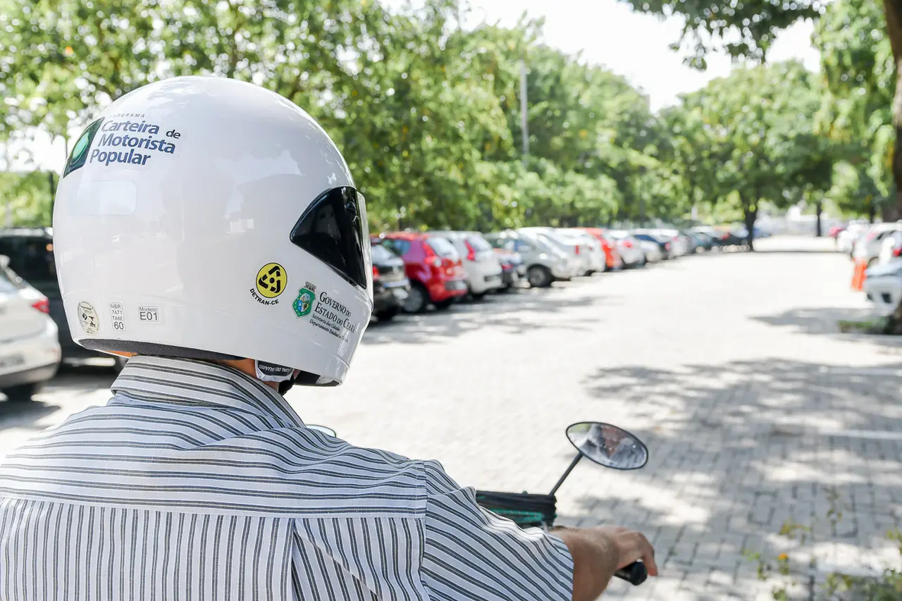 Imagem da notícia Alece aprova inclusão de universitários no ‘CNH Popular’ e doação de capacetes a entregadores no CE