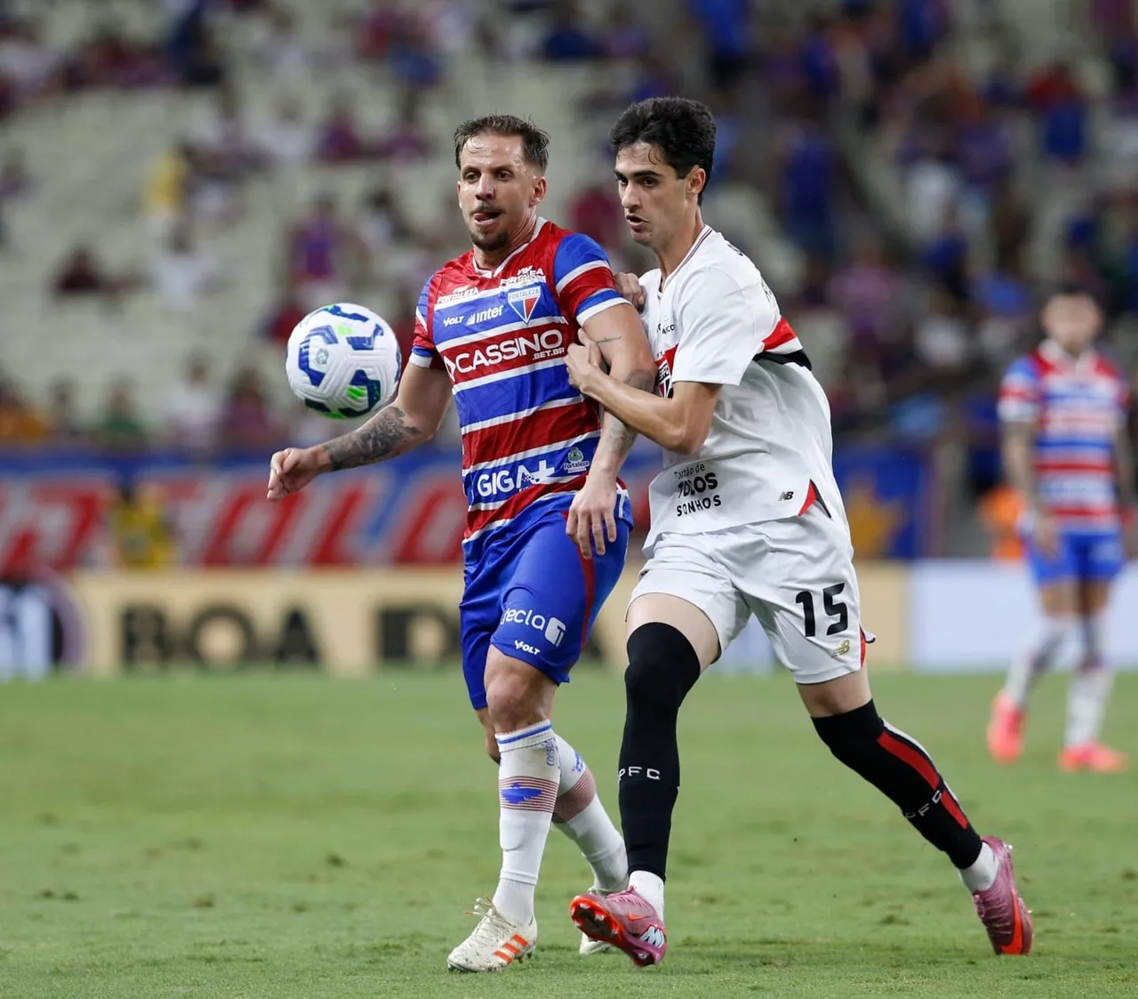 O Fortaleza ficou com um jogador a mais desde os 21 minutos, mas ainda assim perdeu para o São Paulo no Castelão pela Série A