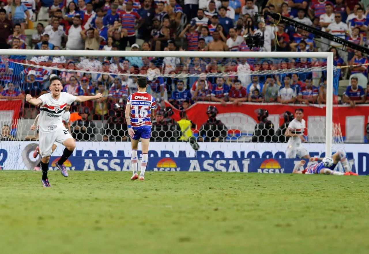 O São Paulo ampliou o placar no 2º tempo, mesmo com um jogador a menos