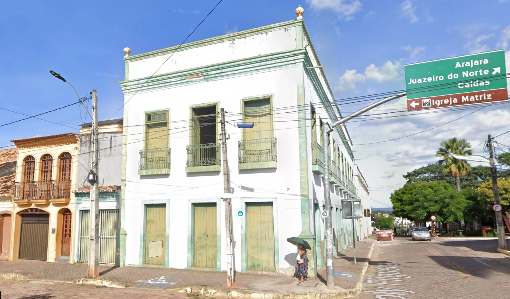 Na Rua da Matriz, número 3, está um sobrado agora protegido por lei, onde já chegou a funcionar um Centro de Educação de Jovens e Adultos (CEJA)