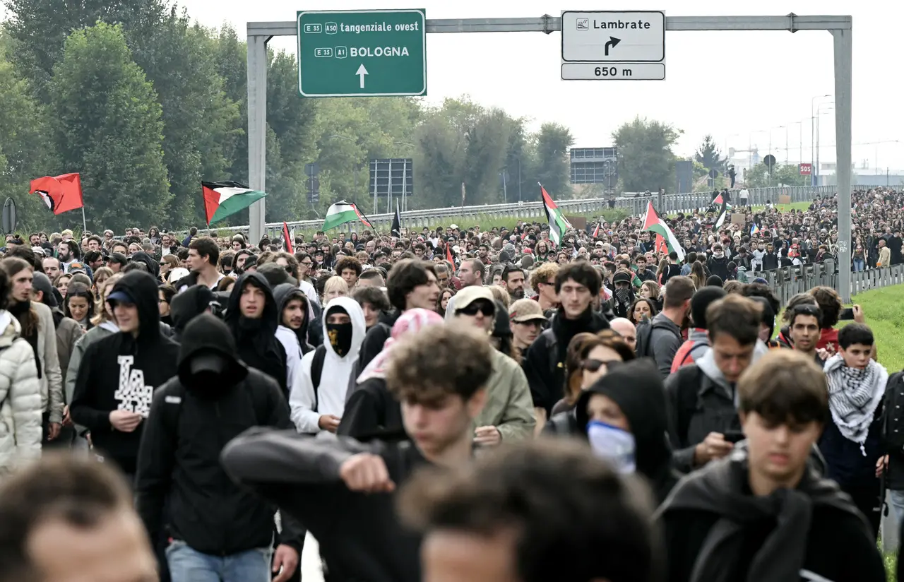 Imagem da notícia Italianos protestam com greve em apoio a flotilha interceptada por Israel 