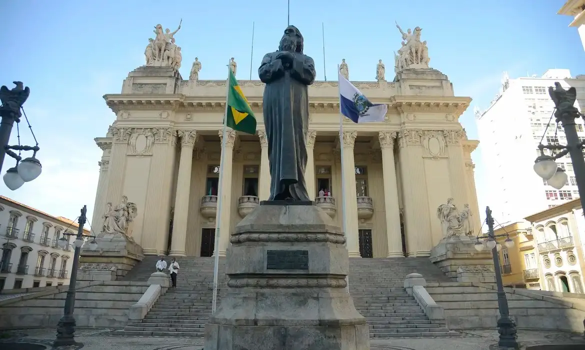 Imagem da notícia Alerj lança edital com 101 vagas e salários de até R$ 44 mil