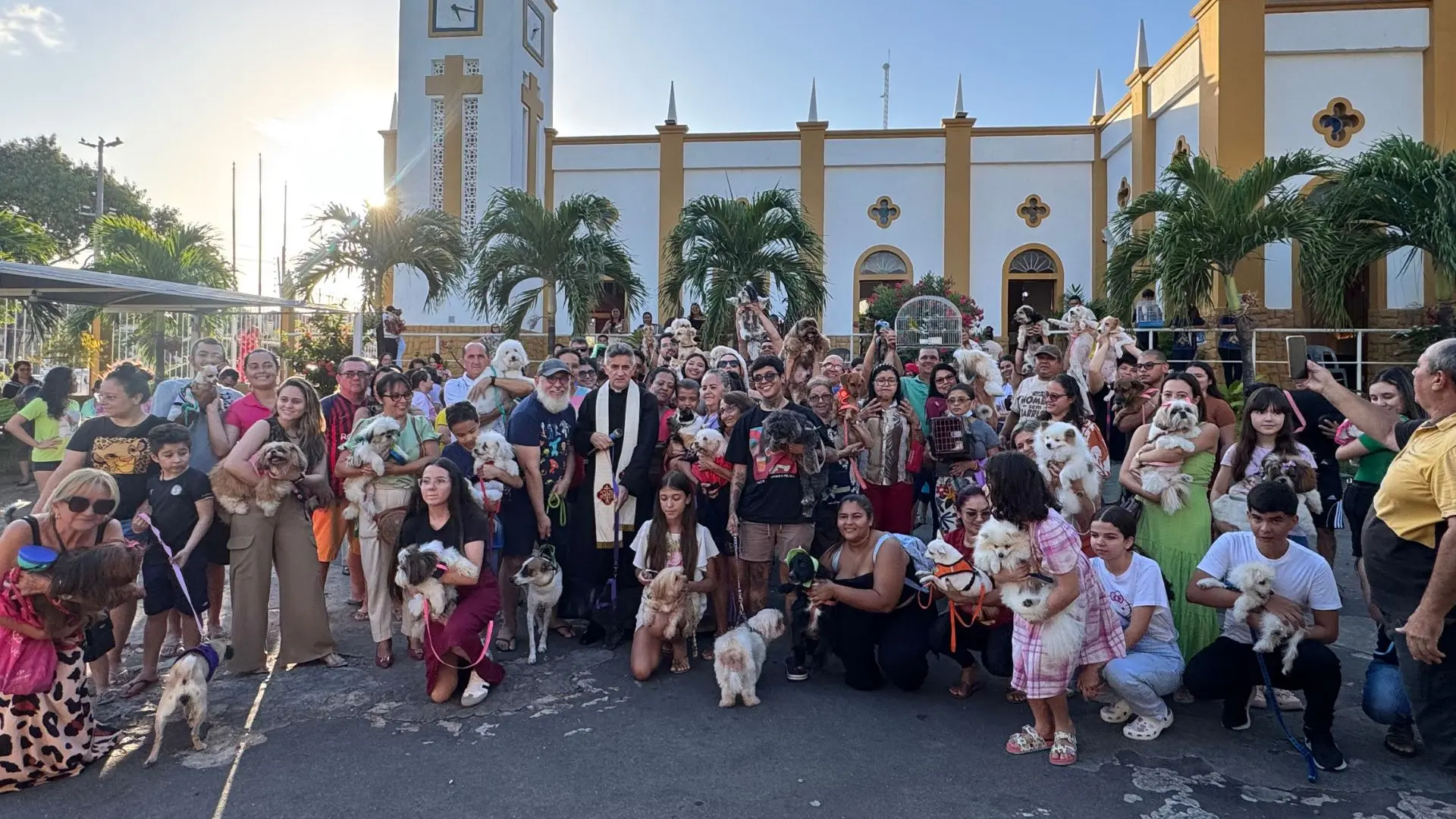 Imagem da notícia: Animais são abençoados em Paróquia de Fortaleza no Dia de São Francisco; veja vídeo