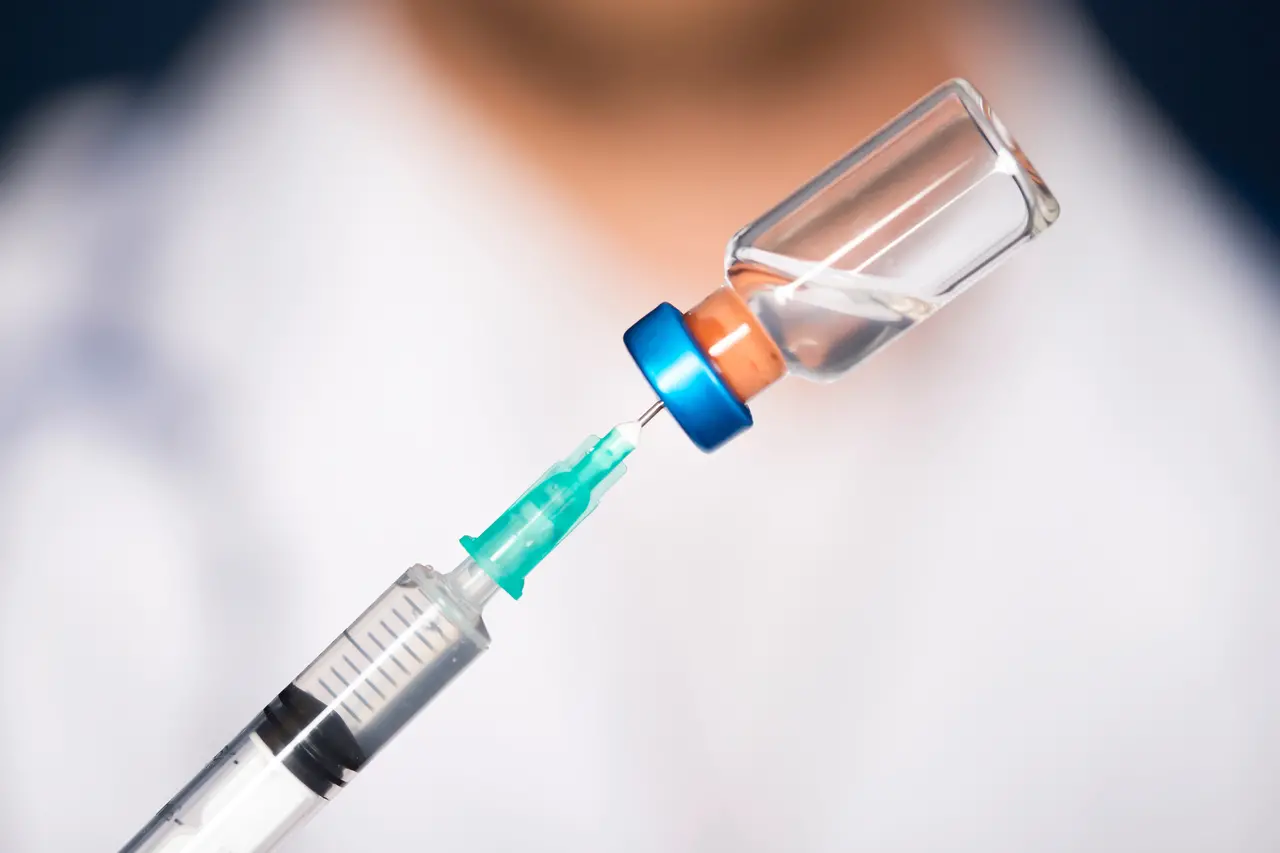 Imagem da notícia: Ministério da saúde envia primeira remessa de antidoto contra metanol a cinco estados