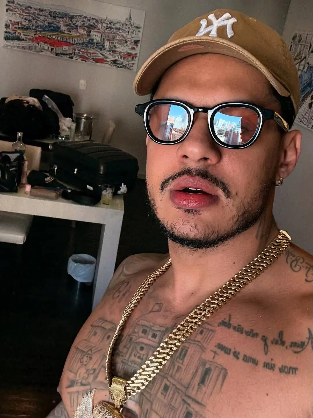 selfie do Cantor Hungria, que recebeu alta após suspeita de intoxicação por Metanol