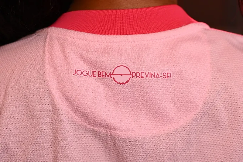 Fortaleza lança camisa em alusão ao Outubro Rosa.