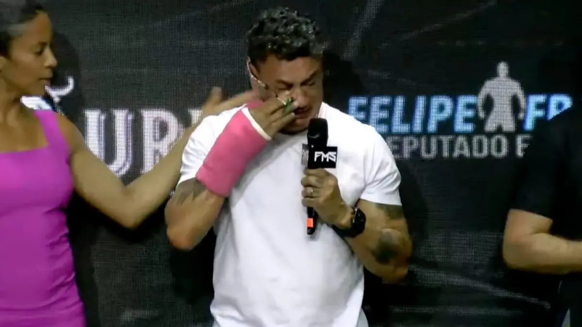 Imagem da notícia Popó anuncia aposentadoria do boxe após briga com Wanderlei Silva e chora; veja vídeo