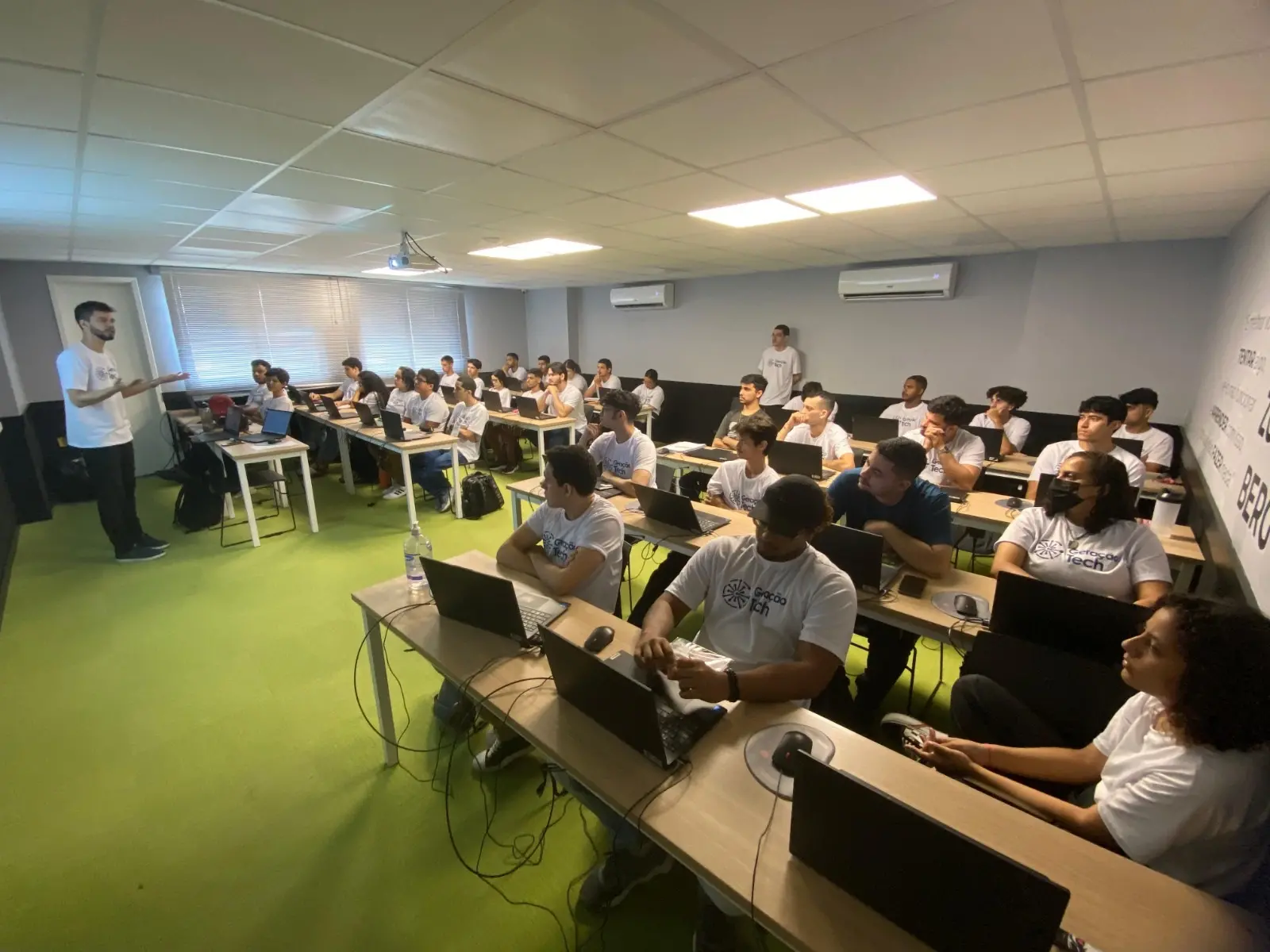Imagem da notícia Projeto abre 1,7 mil vagas para cursos de Inteligência Artificial; saiba mais