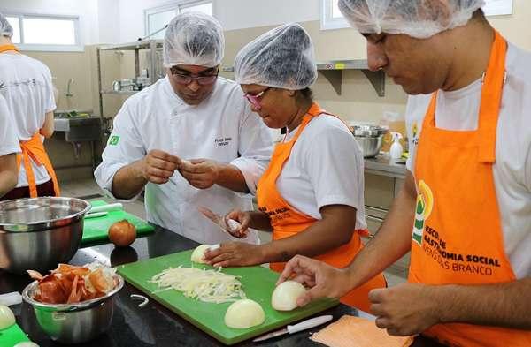 Imagem da notícia Escola de Gastronomia abre 300 vagas para cursos em outubro; saiba como se inscrever