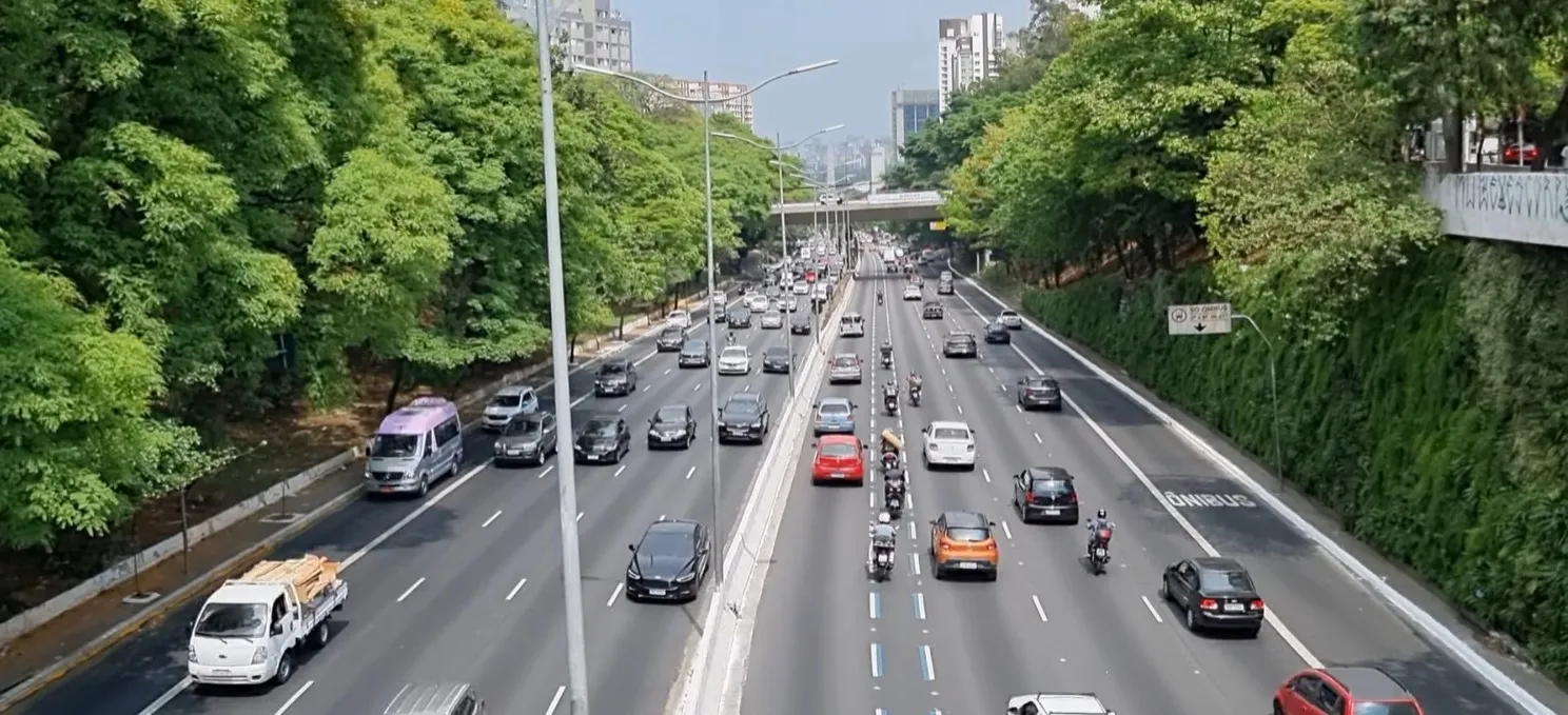 As faixas de priorização do tráfego de motocicletas são testadas em São Paulo desde 2022.