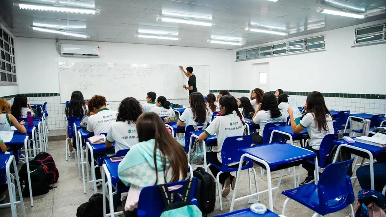 Imagem da notícia Elmano sanciona leis que incluem empreendedorismo e prevenção à violência no currículo escolar no CE