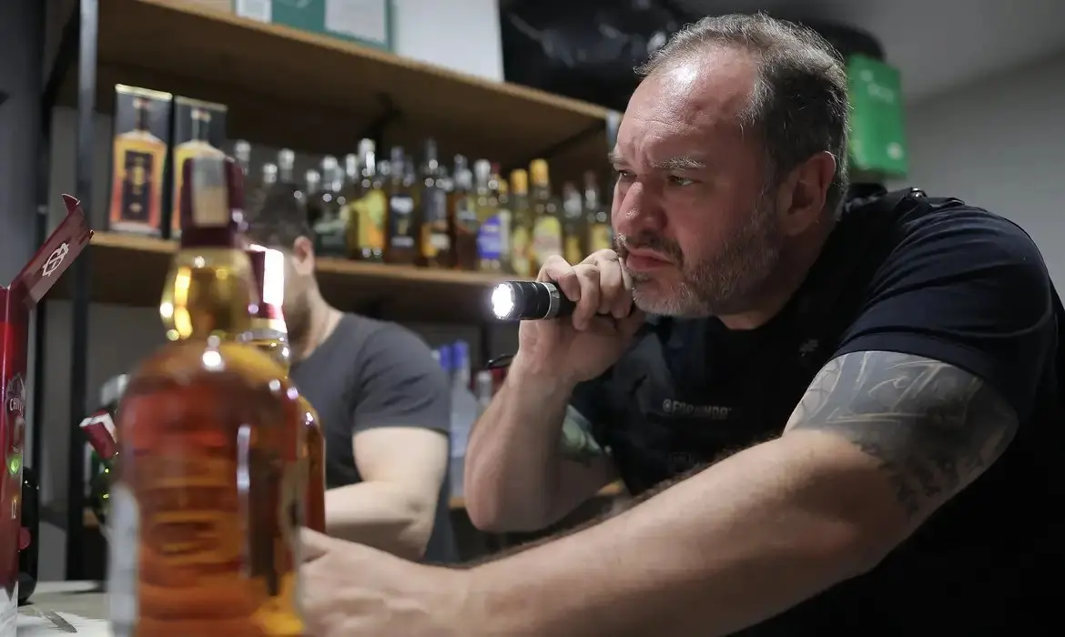 Imagem da notícia: Governo determina suspensão de vendas de bebidas destiladas em 9 plataformas