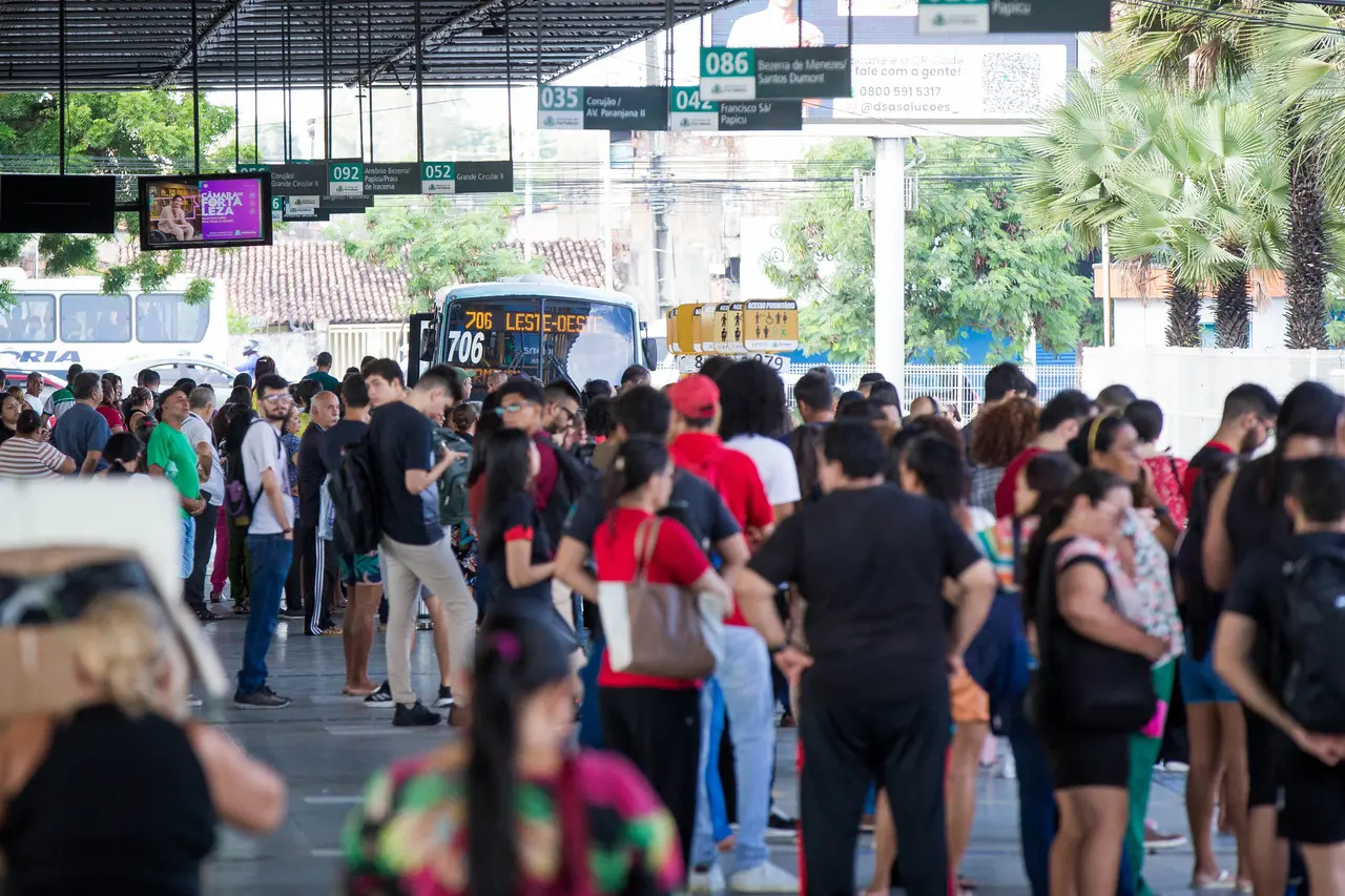 Imagem da notícia: 36% dos passageiros de ônibus de Fortaleza levam mais de 1h para ir ao trabalho, mostra IBGE