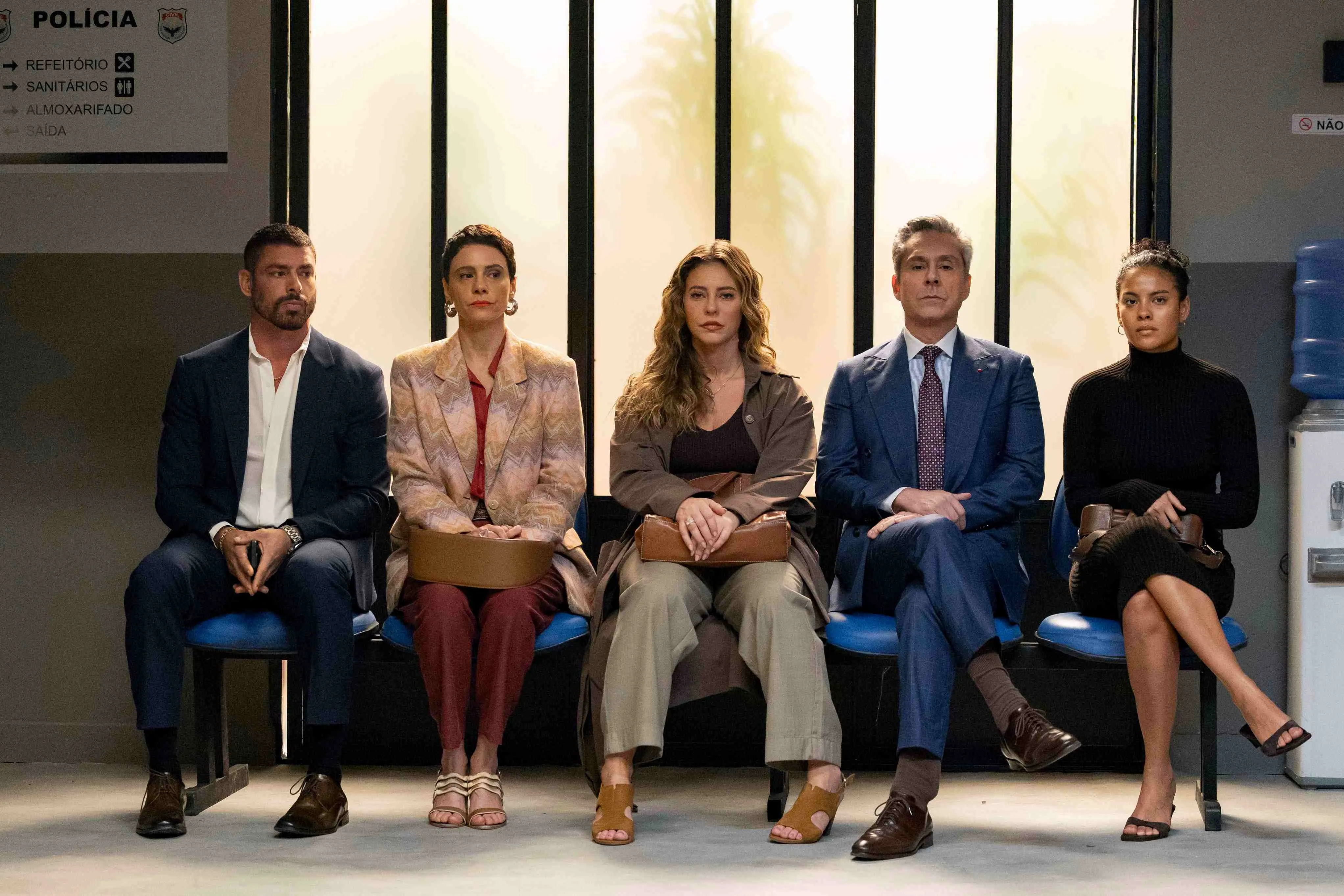 Suspeitos da morte de Odete são chamados para depor: César (Cauã Reymond), Fátima (Bella Campos), Marco Aurélio (Alexandre Nero), Celina (Malu Galli) e Heleninha (Paolla Oliveira).