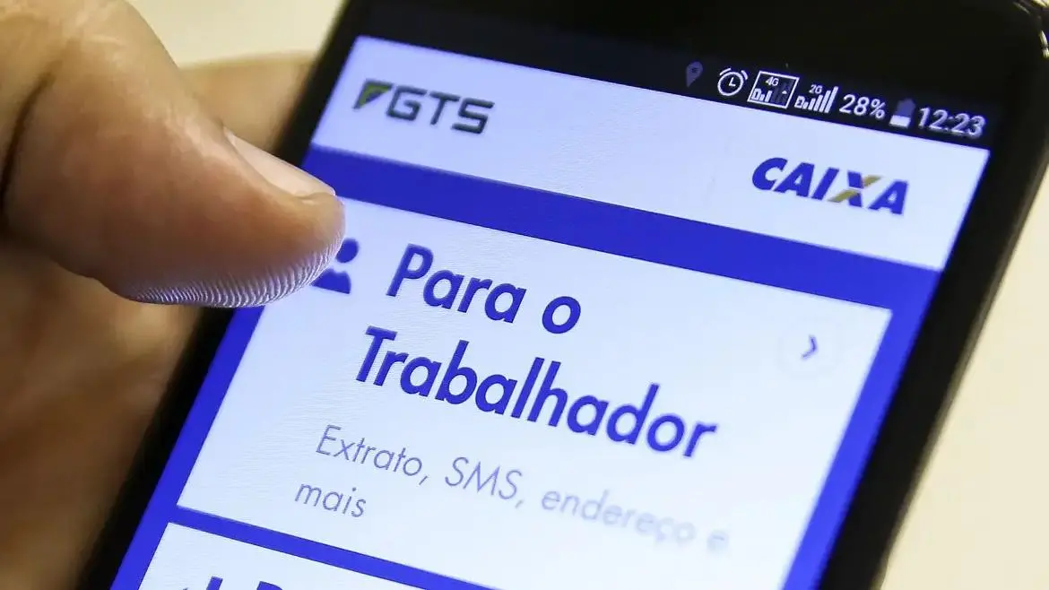 Imagem mostra a tela de um celular com o aplicativo do FGTS aberto. Na tela, está escrito 