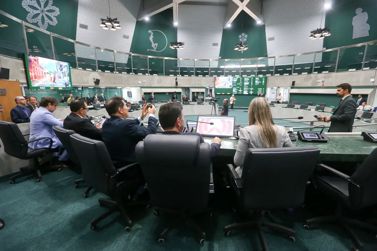 Imagem da notícia: Falta de quórum derruba sessão da Alece no meio da votação de projetos de indicação nesta quinta (9)