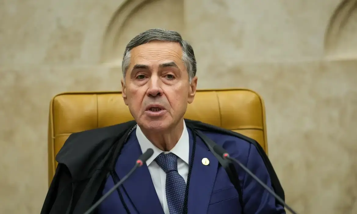 Imagem da notícia: Luís Roberto Barroso anuncia aposentadoria do STF: ‘Hora de seguir novos rumos’
