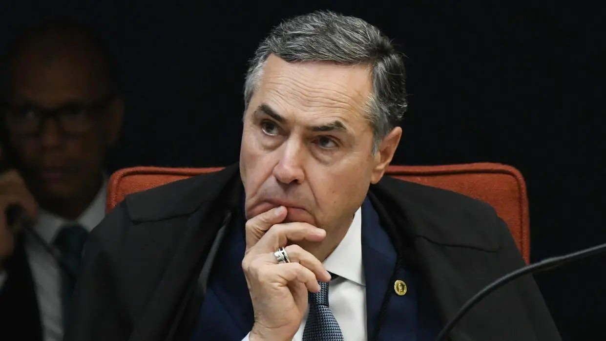 Imagem da notícia: Quem é o ministro Roberto Barroso, que anunciou aposentadoria do STF