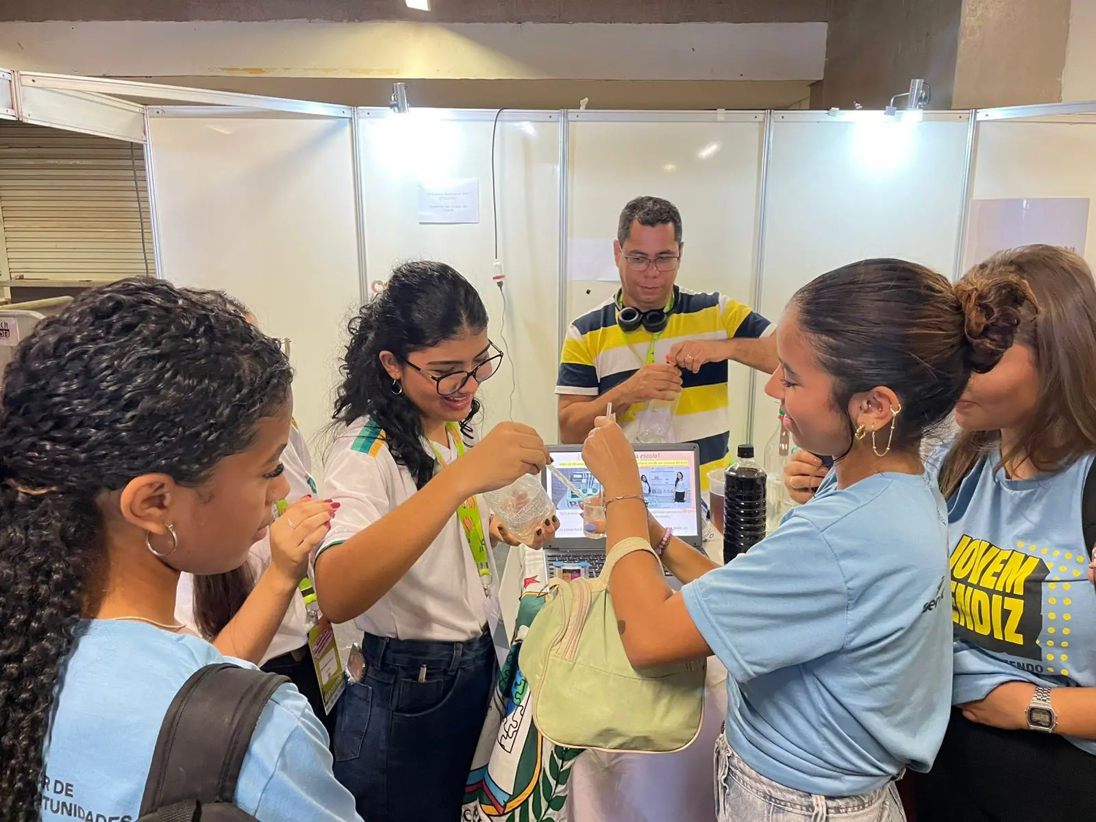 Imagem da notícia: Alunos da rede pública do CE criam água sanitária verde, app contra violência e sensor de vazamento 