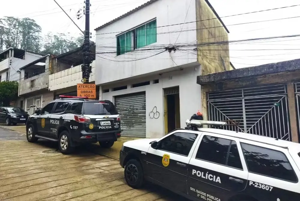 Imagem da notícia: Polícia encontra fábrica 'pirata' ligada a intoxicações por metanol em SP 