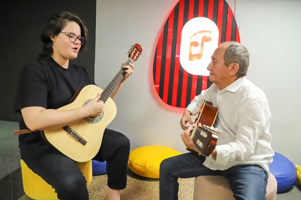 Imagem da notícia: Qual o impacto do ensino de música na vida de crianças e idosos?