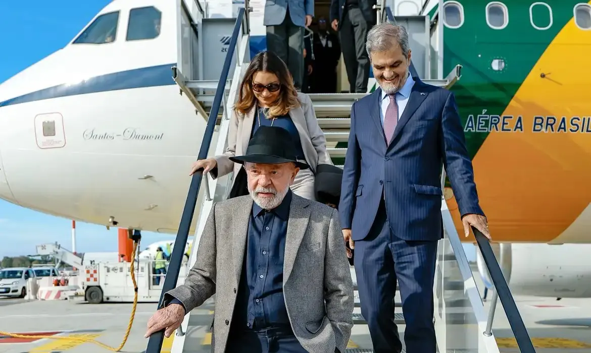 Imagem da notícia Lula chega a Roma para debater combate à fome; presidente estará com o Papa Leão