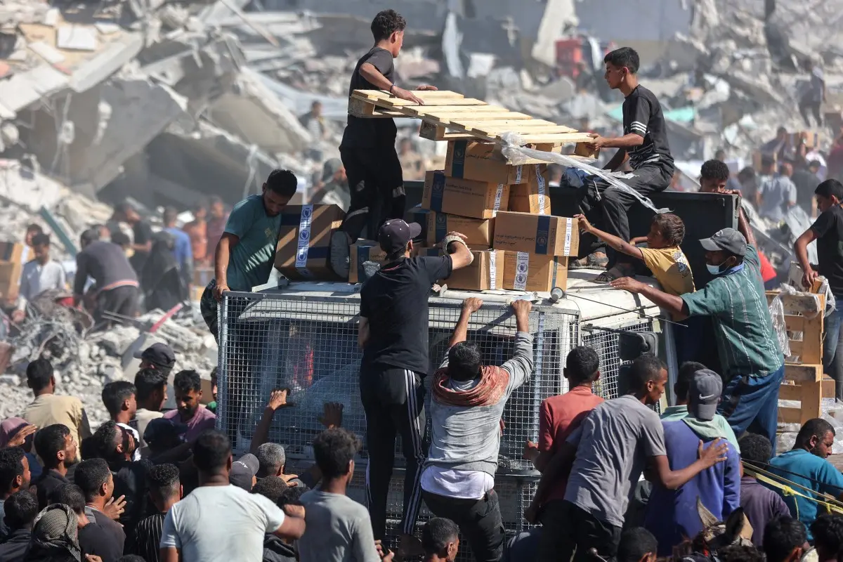Imagem da notícia: Ajuda humanitária começa a chegar em Gaza após acordo de cessar-fogo