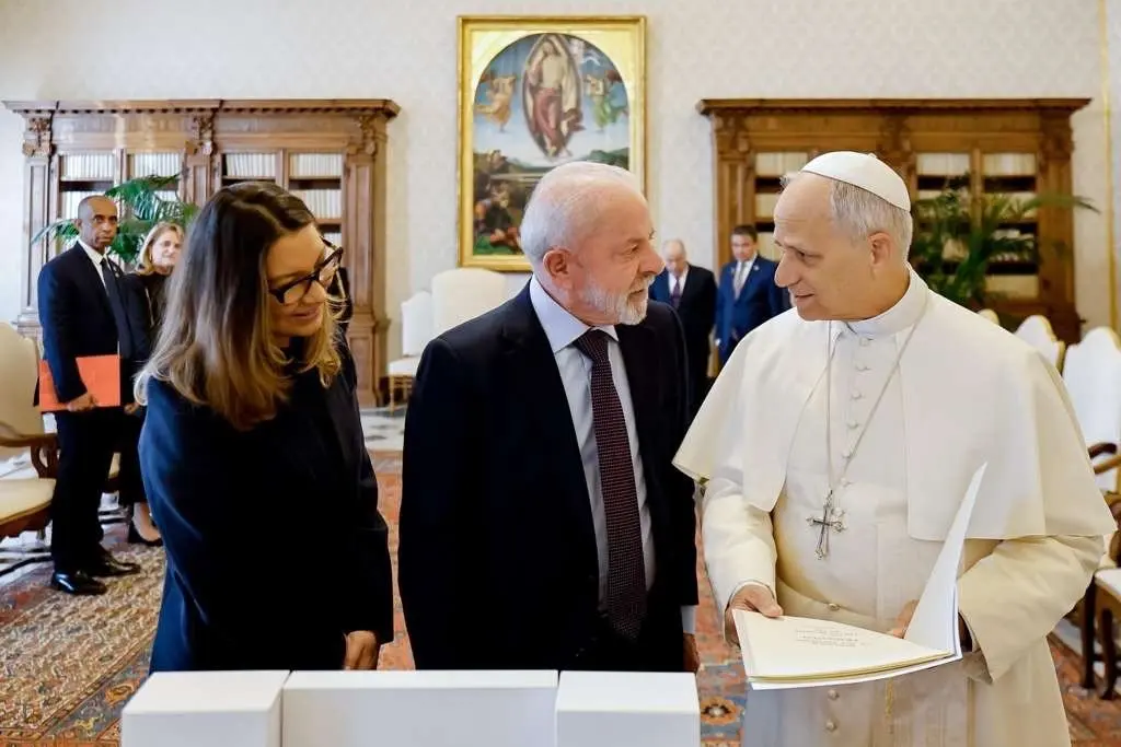 Imagem da notícia: Lula se encontra com papa Leão XIV e revela desejo de pontífice vir ao Brasil 