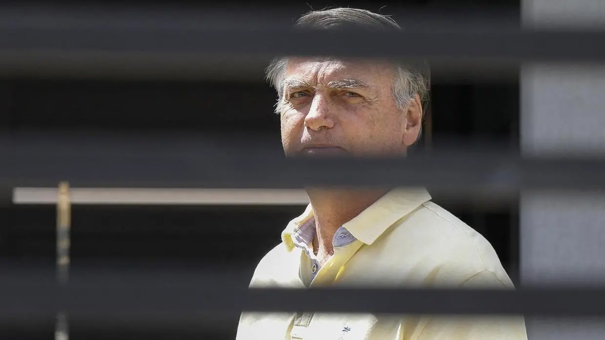 Imagem da notícia: Moraes nega pedido de defesa e Bolsonaro seguirá em prisão domiciliar