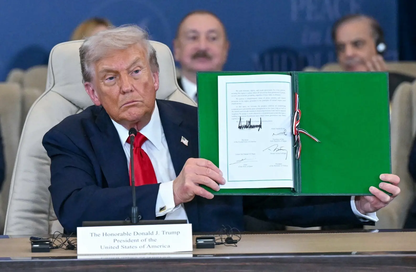 Imagem da notícia Líderes mundiais assinam 'cessar-fogo' em Gaza e Trump diz ter conseguido 'impossível'