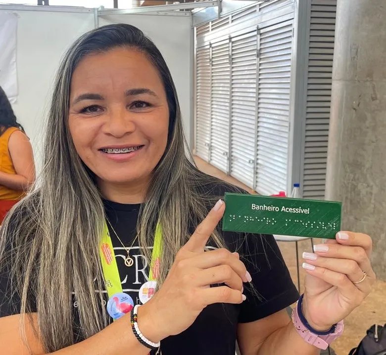 Placas em braille buscam facilitar navegação de estudantes em ambientes de ensino.