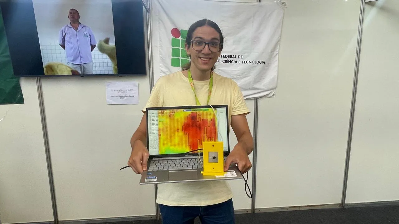 Estudante Isaque Oliveira mostra sistema de alerta de quedas a partir de leituras térmicas de pessoas monitoradas.