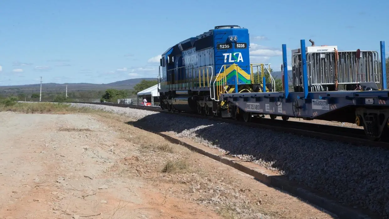 Foto que contém locomotiva da Ferrovia Transnordestina.