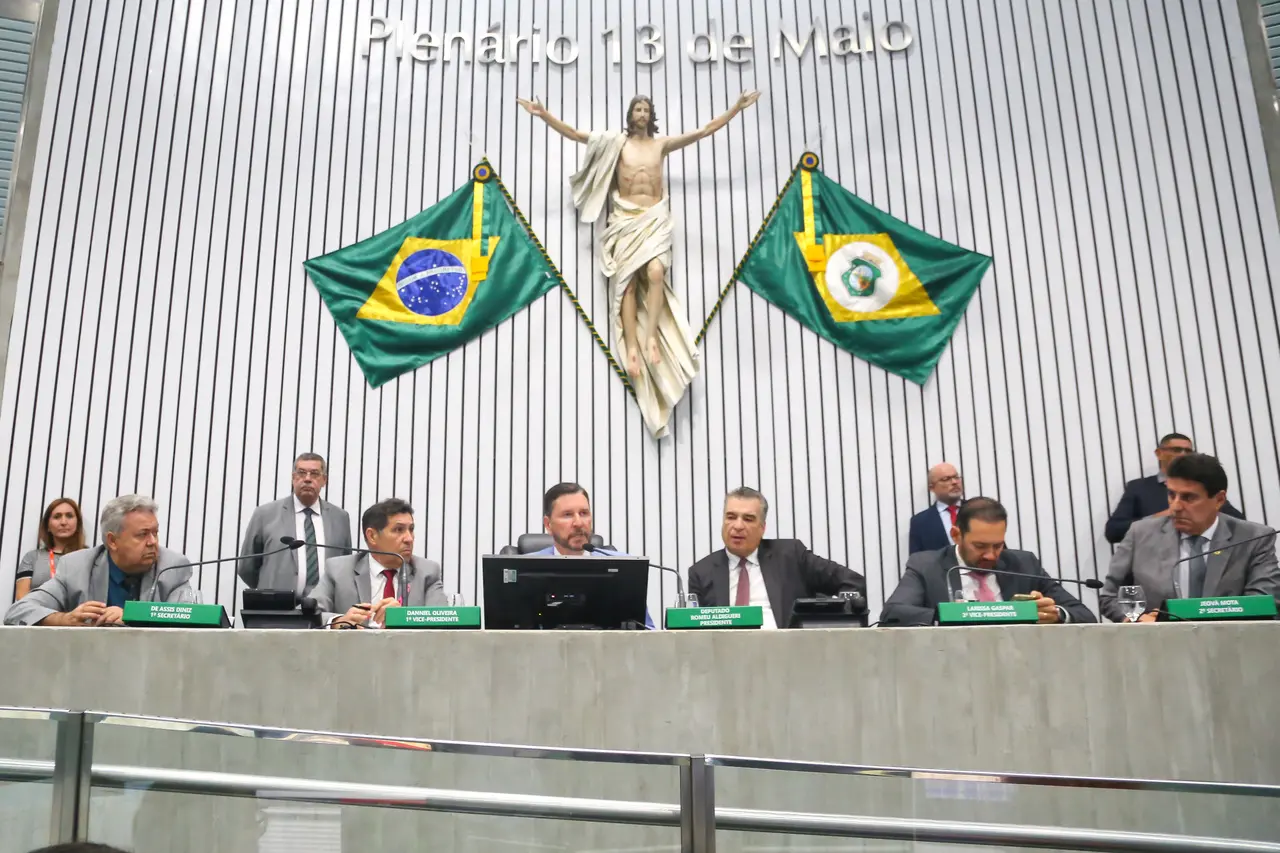 Imagem da notícia: Deputados tentam aprovar Refis para dívidas de prefeitos com TCE no Ceará, mas emenda é retirada