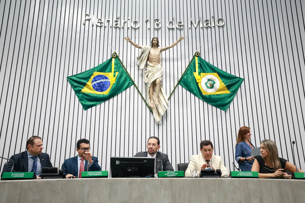 Imagem da notícia: Deputado do Ceará passa mal enquanto presidia sessão da Alece e é socorrido por parlamentares