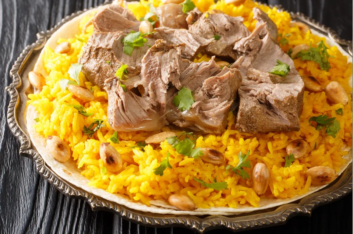 Mansaf, prato da culinária árabe, que leva carne de cordeiro no preparo. Animal será um dos exportados a partir do cluster do Ceará.