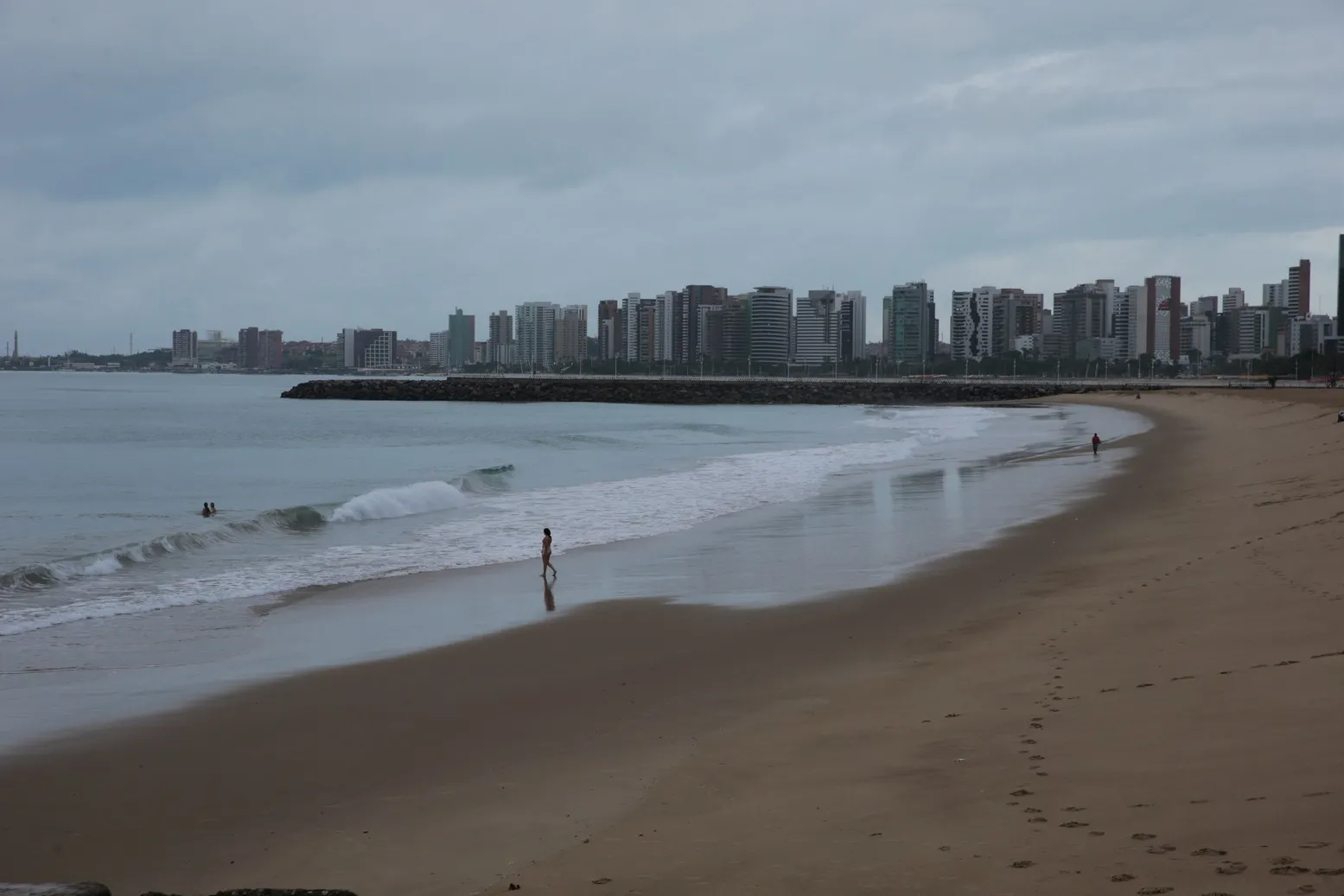 Condições de temperatura do oceano Atlântico, que banha a costa do Ceará, devem ser avaliadas.