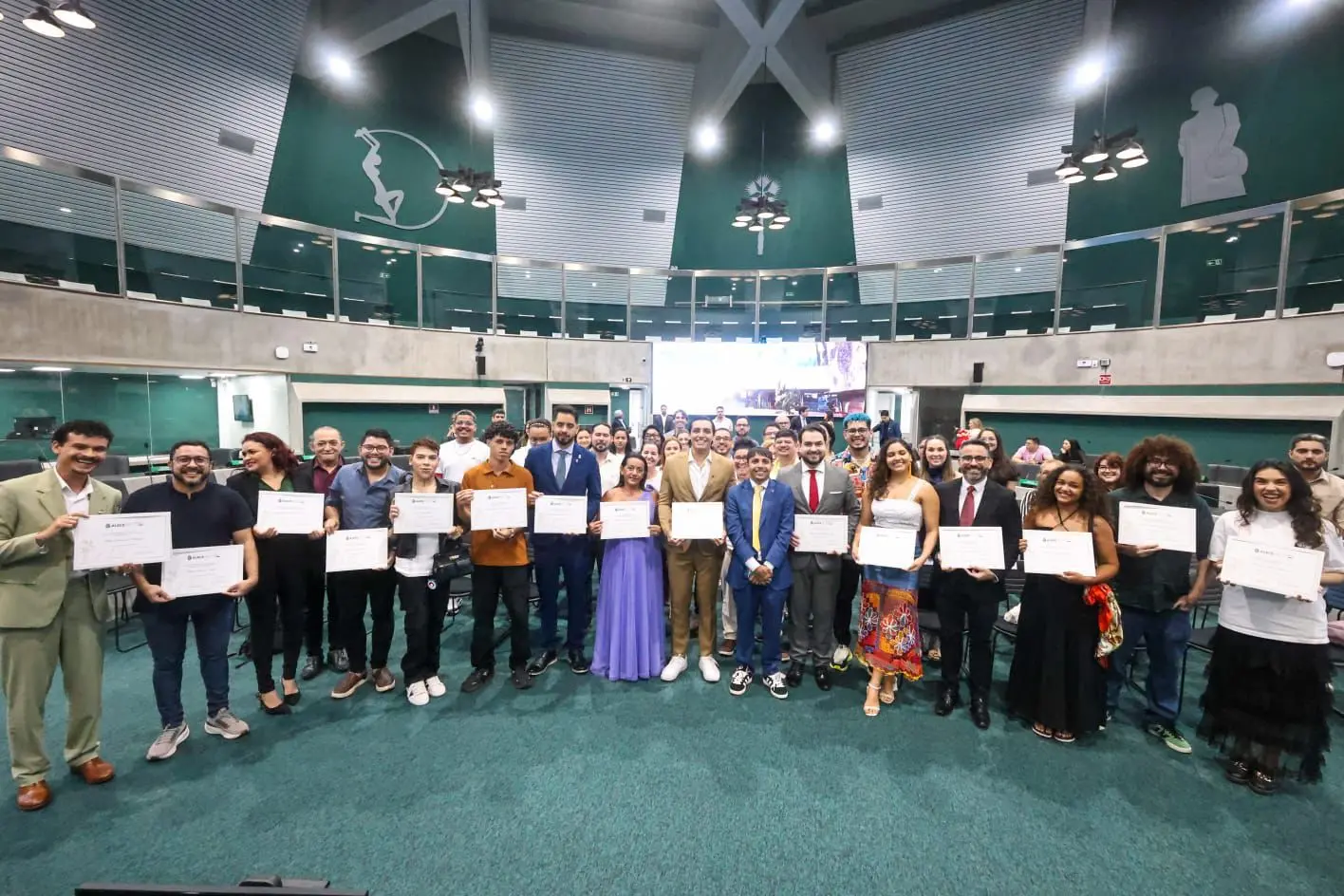 Imagem da notícia: Com ‘Fortaleza Ordinária’ e ‘Meu País Ceará’, Alece homenageia influenciadores em sessão solene