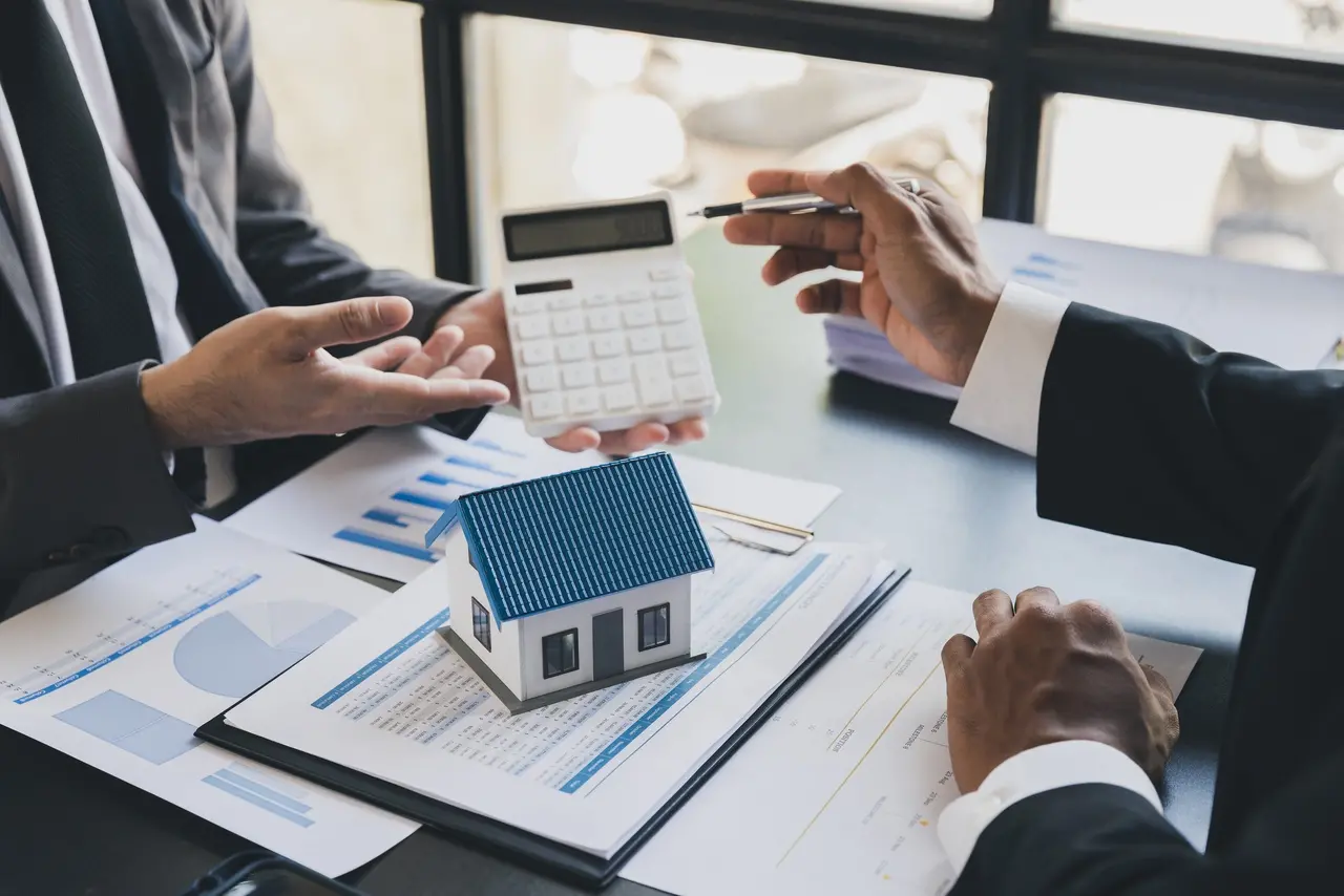 Imagem da notícia: O que vale mais a pena: comprar imóvel ou alugar e investir? 