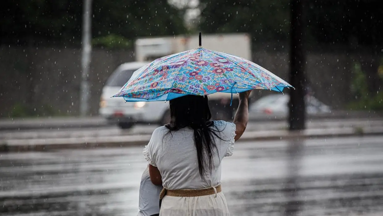 Imagem da notícia 12 estados brasileiros recebem alerta de perigo e chuvas intensas neste sábado (18)