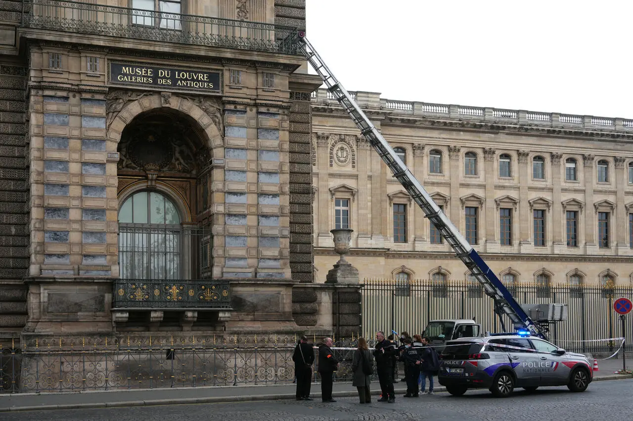 Imagem da notícia Roubo no Louvre: museu é fechado após joias serem levadas por homens armados