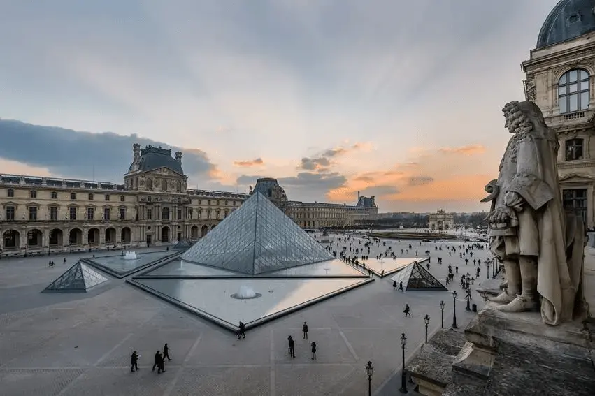 Imagem da notícia O que se sabe sobre o roubo cinematográfico de peças da coroa francesa no Museu do Louvre