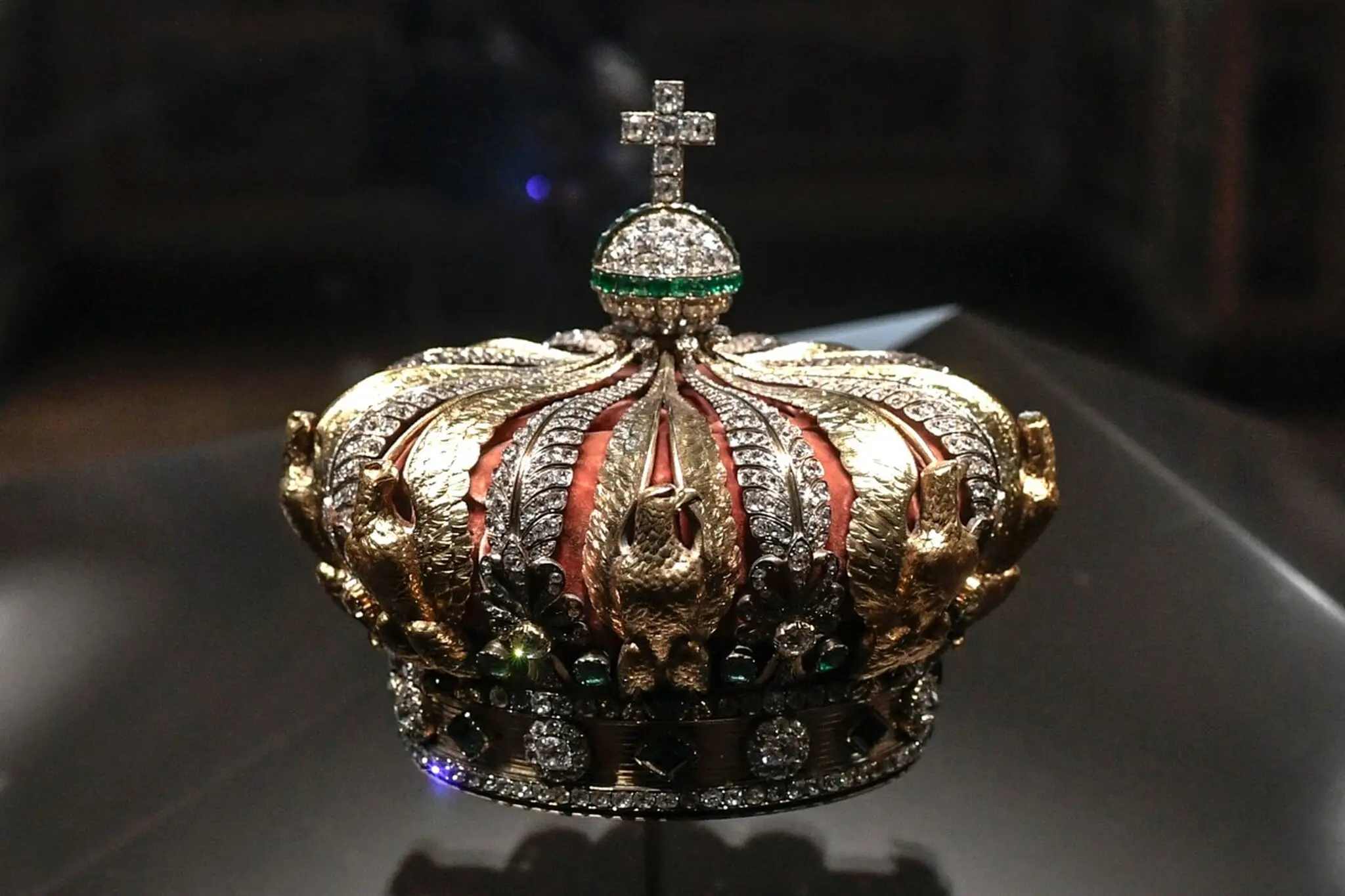 Imagem da notícia Coroa da imperatriz Eugênia, roubada do Louvre, tem mais de 1,3 mil diamantes e 56 esmeraldas