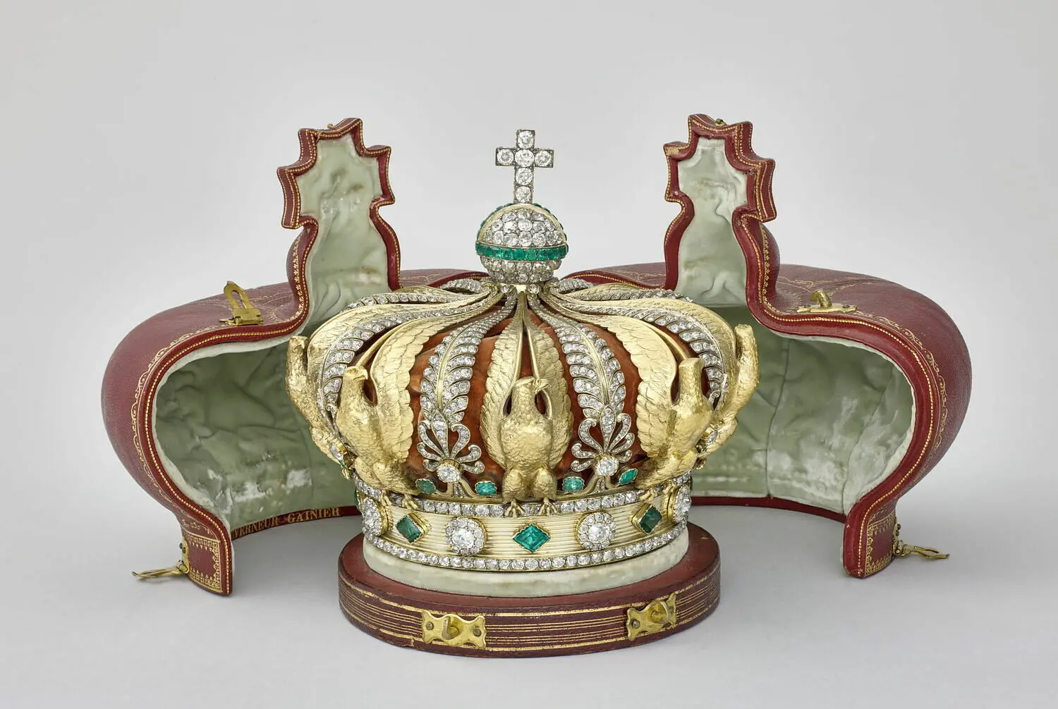 Imagem da notícia Tiaras, brincos, colares e broches: veja quais foram as peças roubadas Museu do Louvre, em Paris