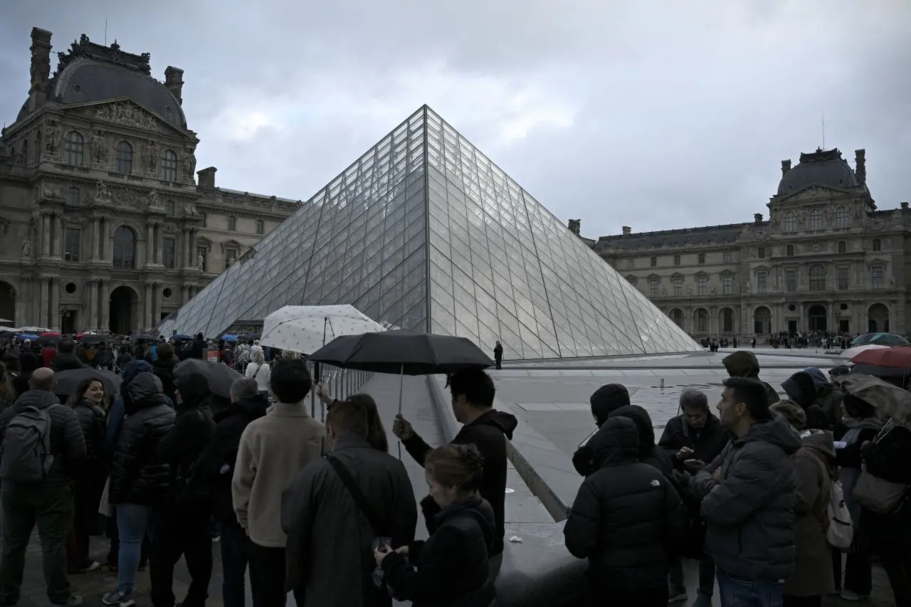 Imagem da notícia Museu do Louvre permanece fechado após roubo de joias