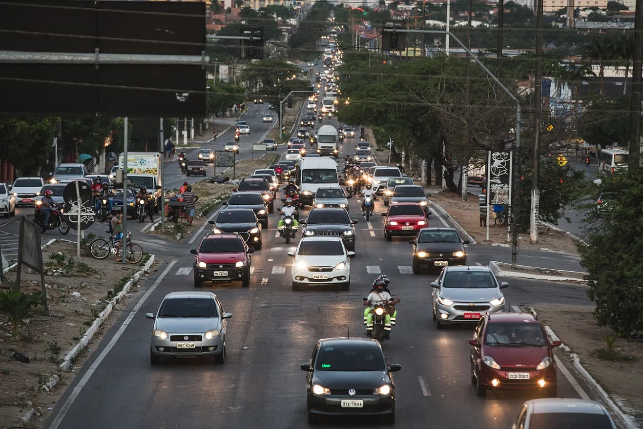 Em vias de movimentação intensa, parada de veículos pode gerar sinistros de trânsito.