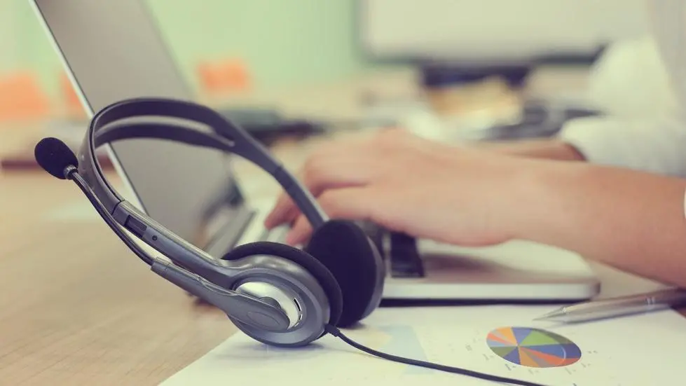 Imagem mostra profissional de telemarketing