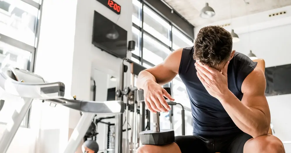 foto de homem passando mal em academia para ilustrar matéria sobre morte súbita durante o treino.